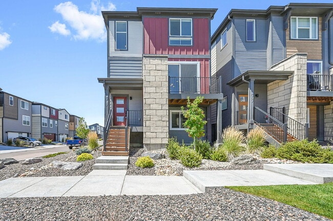 Building Photo - $2,650 - 4 bed, 3.5 bath updated home in C...