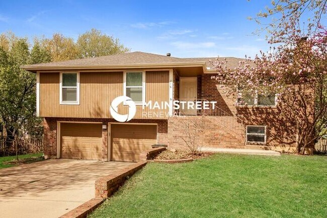 Foto del edificio - 3 Bedroom Pet-Friendly Home in Raymore, MO with Main Street Renewal