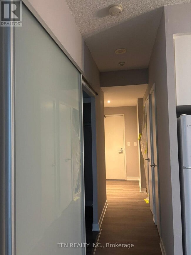 Building Photo - 110 Charles St E