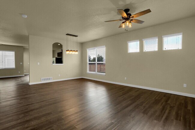 Foto del edificio - Open Concept Townhome in Excellent Conditi...