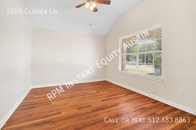 Foto del edificio - 2209 Clover Ln