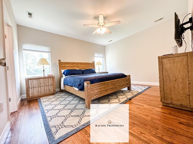 Building Photo - Upstairs 2 bd/2 ba Condo with view of Lake Hartwell