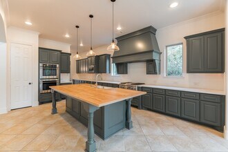 Building Photo - 14 N Player Manor Cir