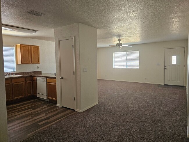 Building Photo - Unfurnished Long Term