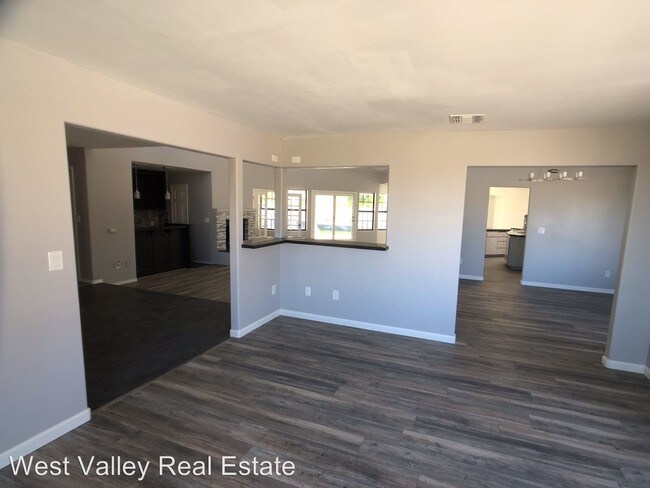 Building Photo - 4 br, 2.5 bath House - 805 Vista Via Drive