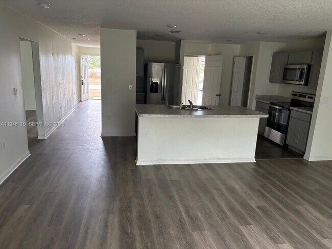 Foto del edificio - 579 NW North Macedo Blvd