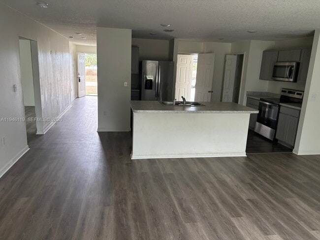 Foto del edificio - 579 NW North Macedo Blvd