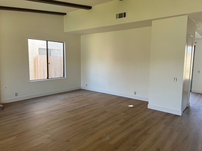 Building Photo - Ventura 3+2 bedroom single family home!