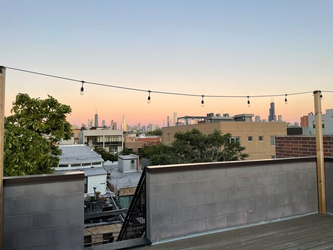 Foto del edificio - 1085 N Marshfield Ave