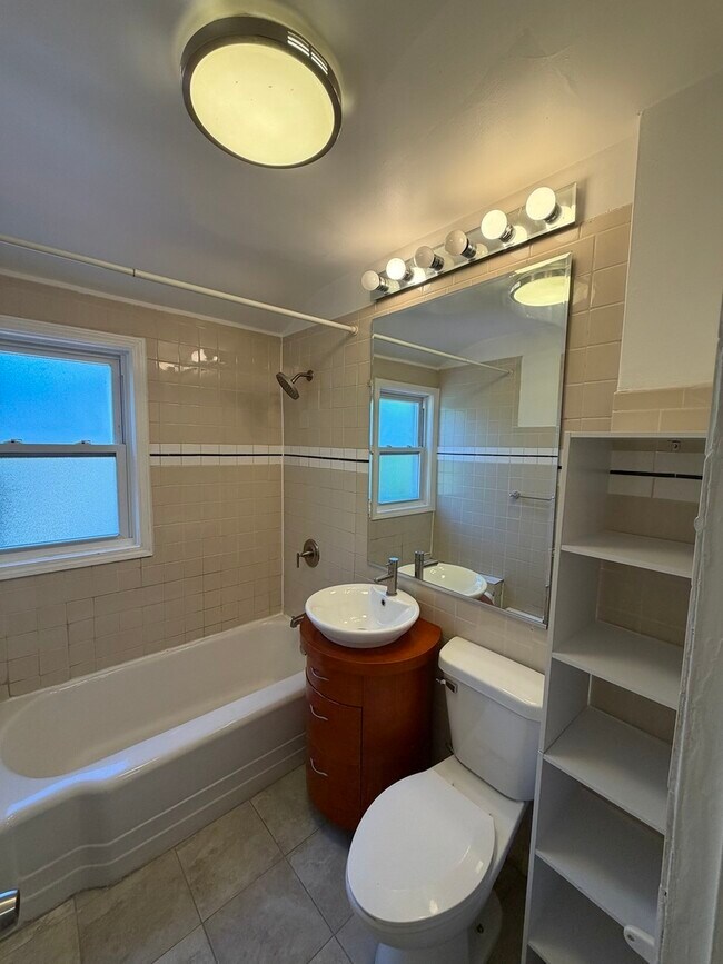 Foto del edificio - 1140 W 112th St