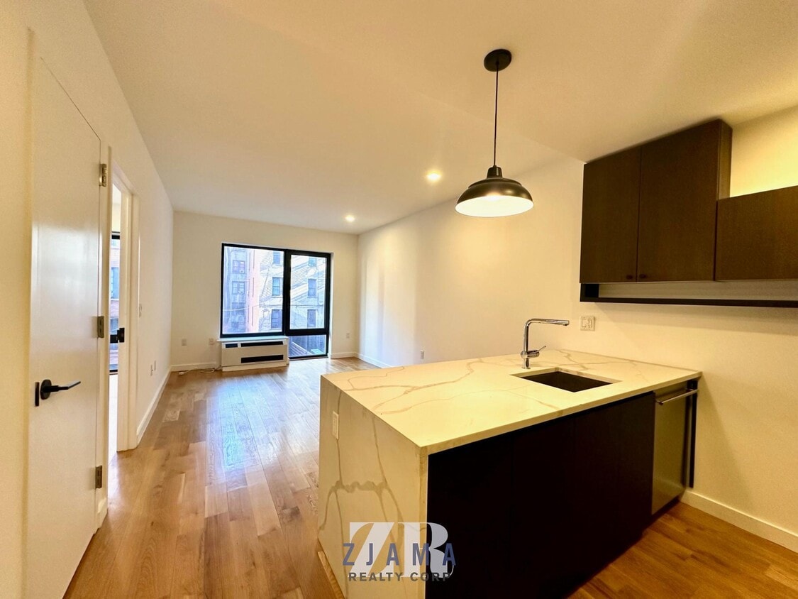 Primary Photo - 25 E 19th St
