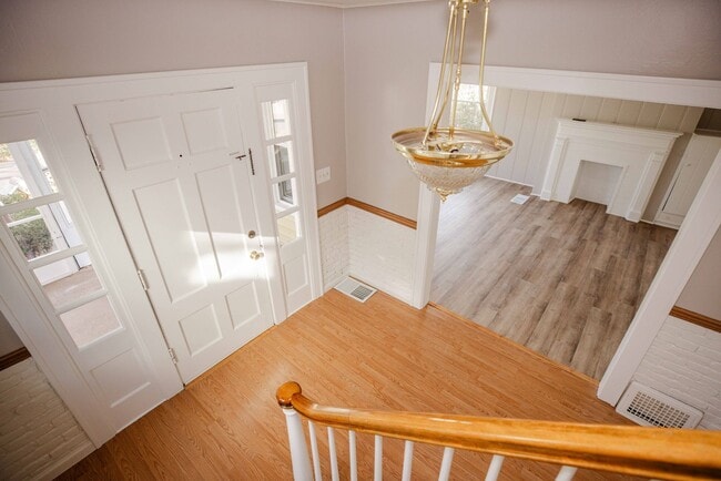 Building Photo - Beautiful three bedroom spacious house wit...