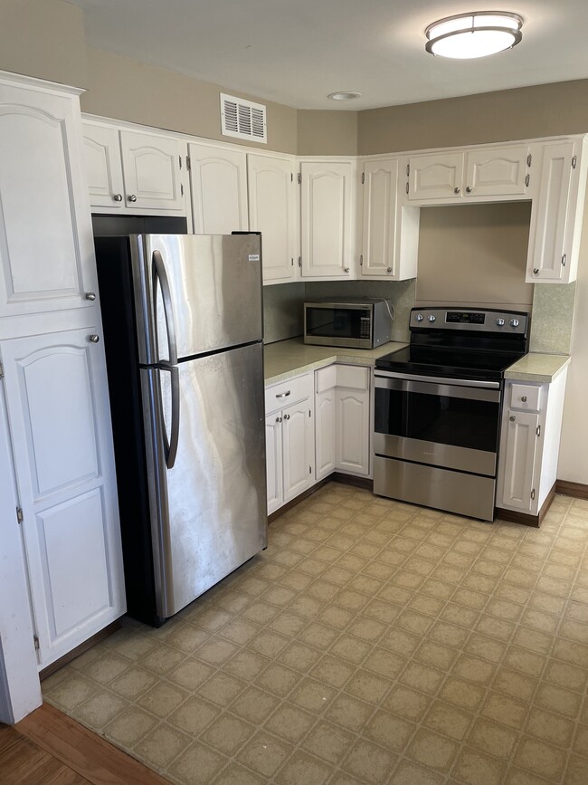 New appliances - 3322 Wraywood Pl