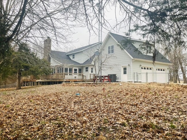 Building Photo - Beautiful Country Home!