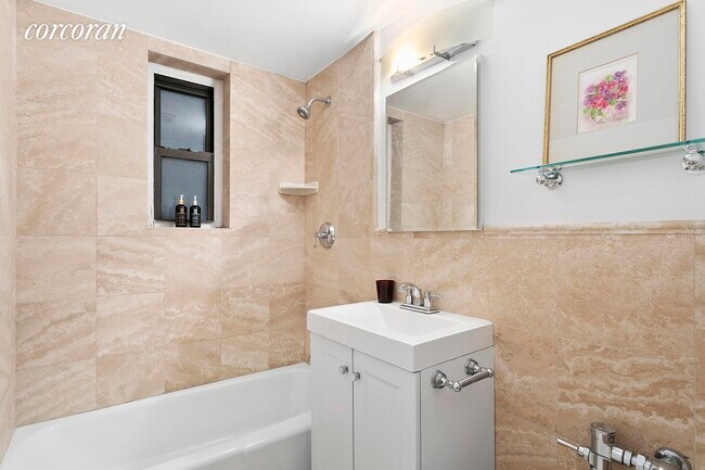 Foto del edificio - 317 W 54th St