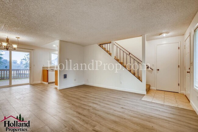 Building Photo - Edgefield 223/225-Rau