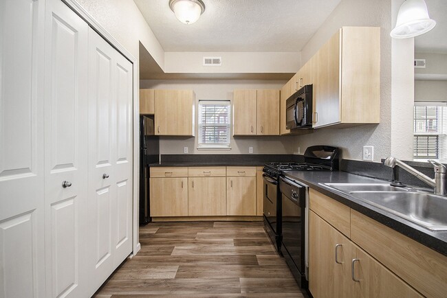 Building Photo - Lynbrook Apartments and Townhomes