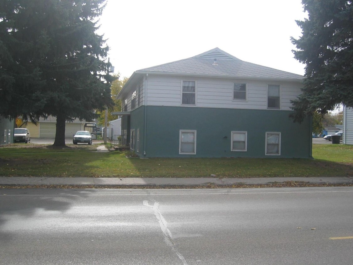 Building Photo - 413 18th St W