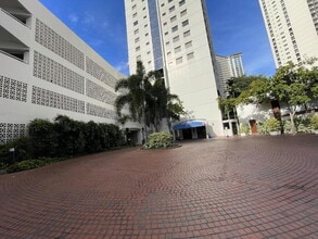 Building Photo - 400 Hobron Ln