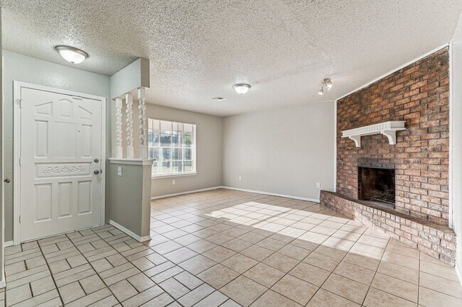 Foto del edificio - Beautiful brick 3 bedroom, 2 bath, 2 car g...