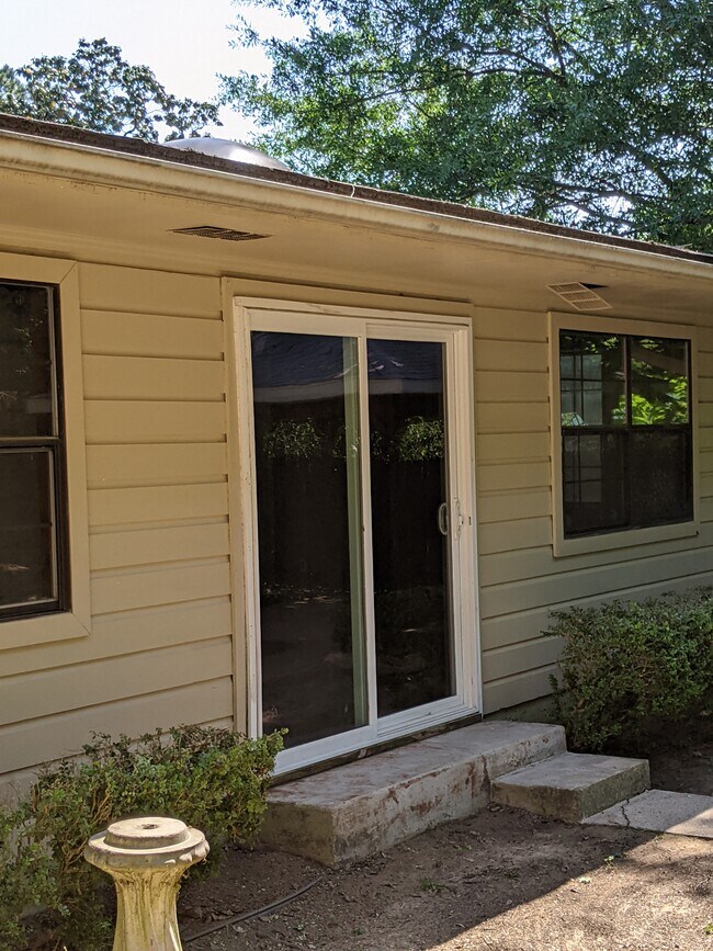 Foto del edificio - 901 N Azalea Dr