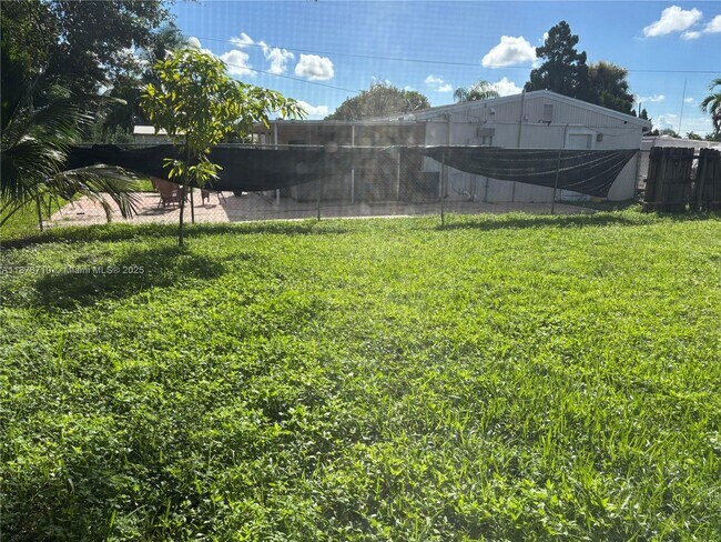 Foto del edificio - 6329 Fletcher St