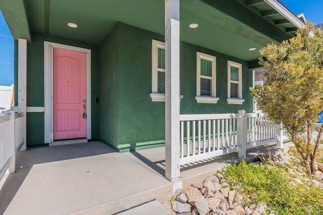Building Photo - Amazing 3 bed 2.5 bath near Phoenix Mounta...