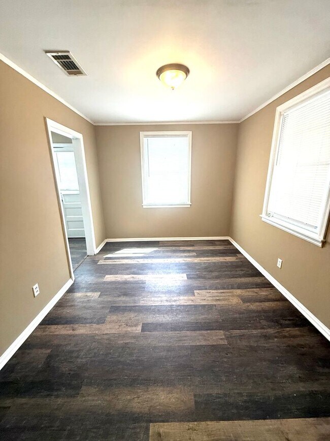 Foto del edificio - ** 3 bed 1 bath located close to downtown ** Call 334-366-9198 to schedule a self-showing