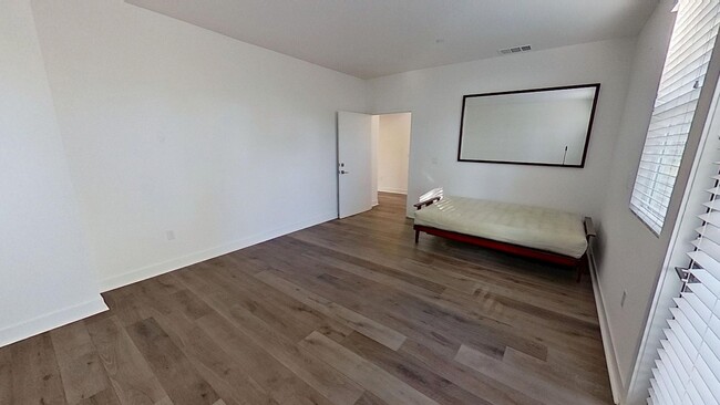 Foto del edificio - Spacious 3 bedroom/ 2.5 bathroom plus offi...