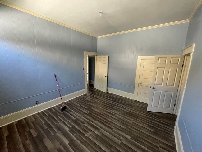 Building Photo - Like New 3 Bedroom in Queensborough