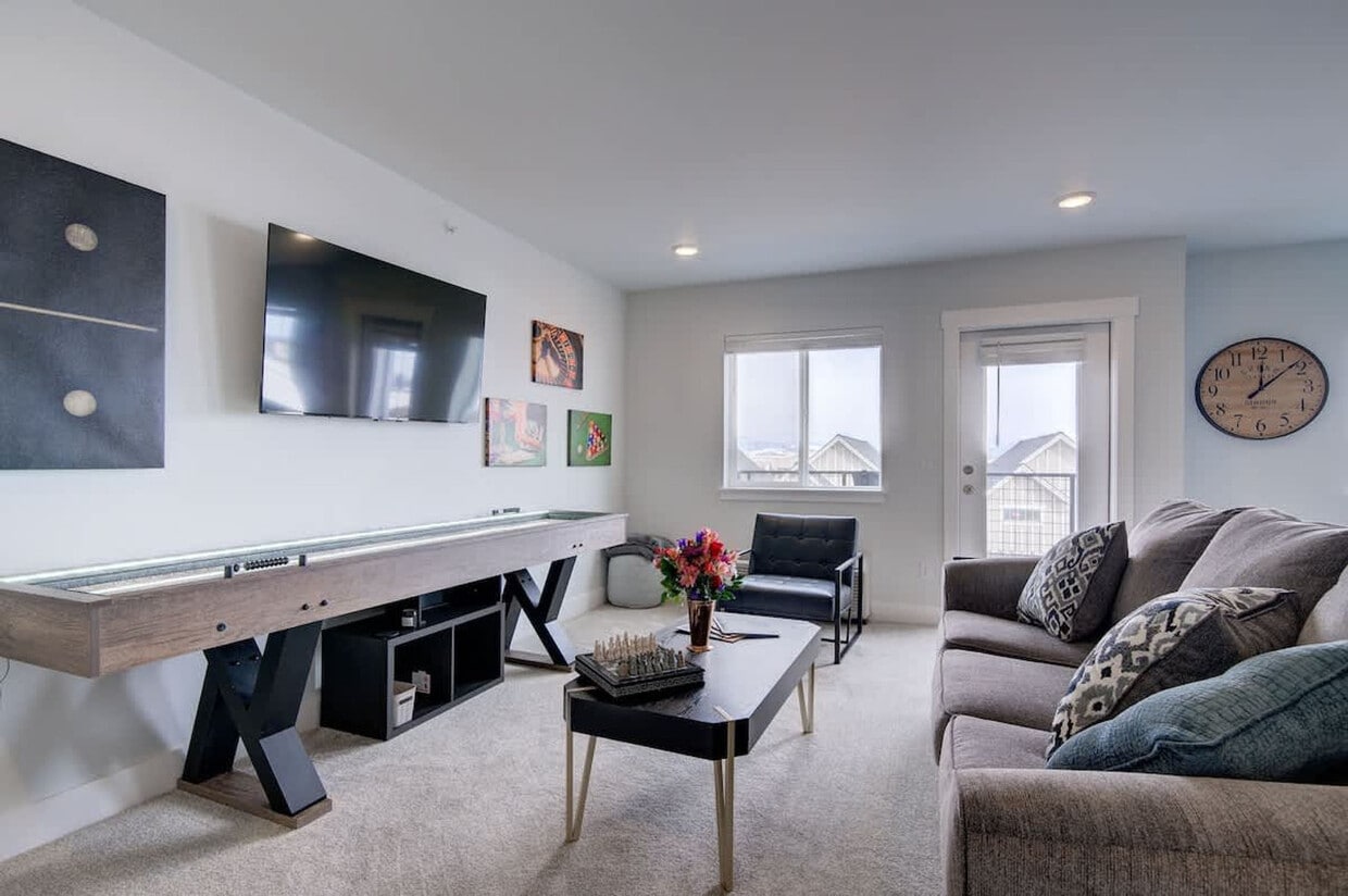 Primary Photo - 5242 Fallon St