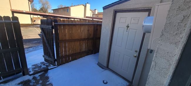 Building Photo - Tastefully updated townhome!