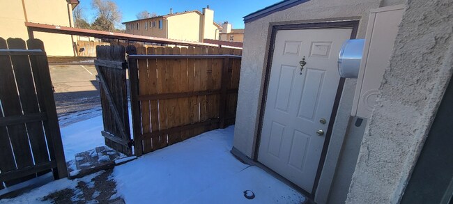 Foto del edificio - Tastefully updated townhome!