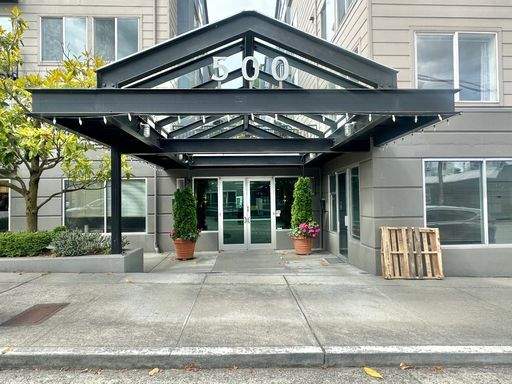 Foto del edificio - Beautiful 1 bed Condo + garage parking in ...