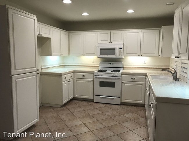 Building Photo - 2267 Poppy Hills Dr