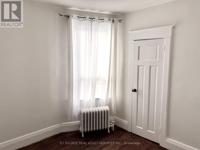 Building Photo - 862 Danforth Ave