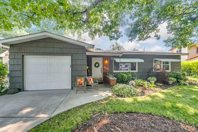 Building Photo - 700 Hillview Dr