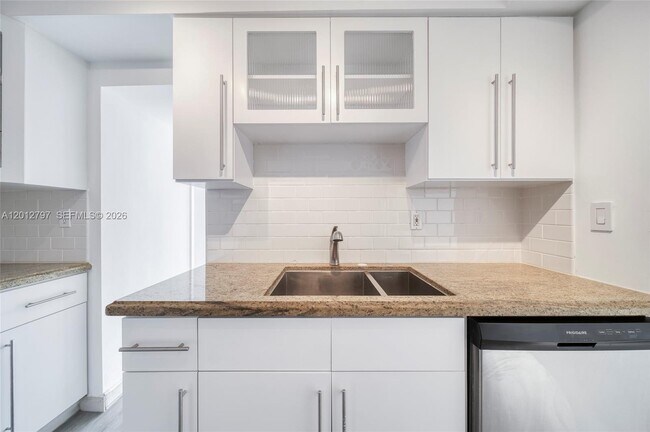 Foto del edificio - 7933 West Dr