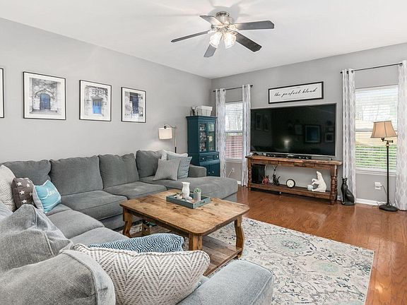 Family Room - 657 Grove Cir