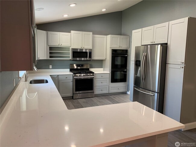 Building Photo - Beautiful 4 Bedroom Home!