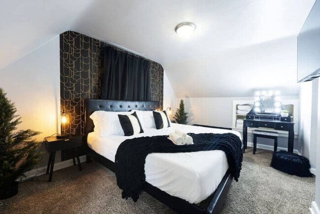 Building Photo - Newly Renovated Milwaukee Retreat - Minute...
