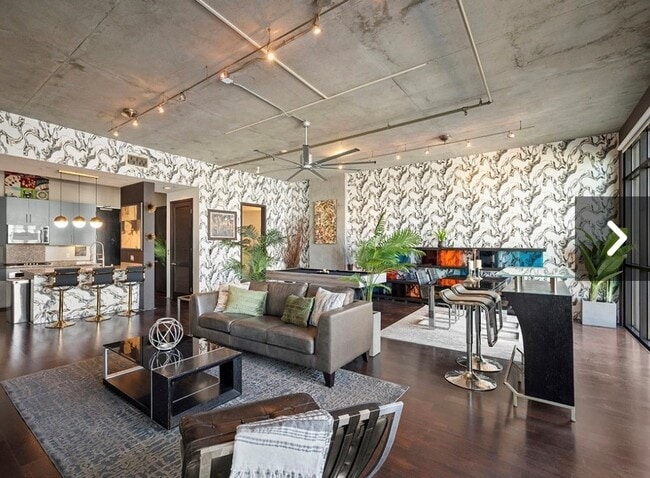 Such high ceiling an open space - 527 10th Ave
