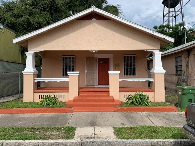 Foto del edificio - Historic Bungalow Close to Downtown