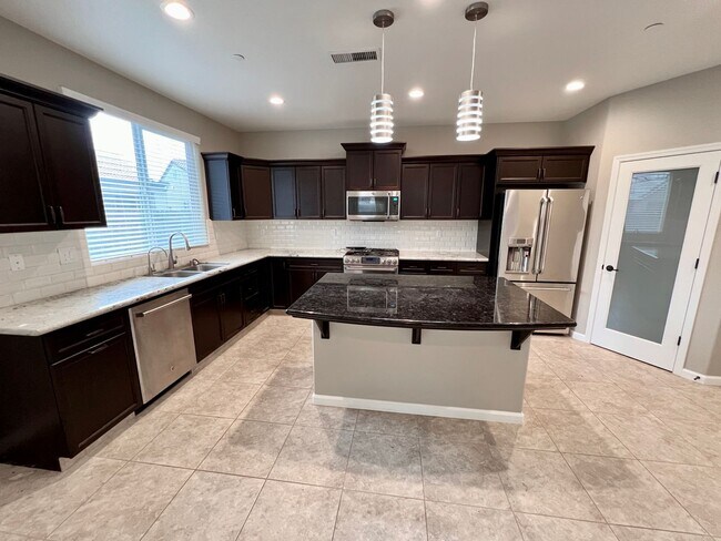 Building Photo - $2,495 Clovis East 3 Bedroom Home, Zero De...