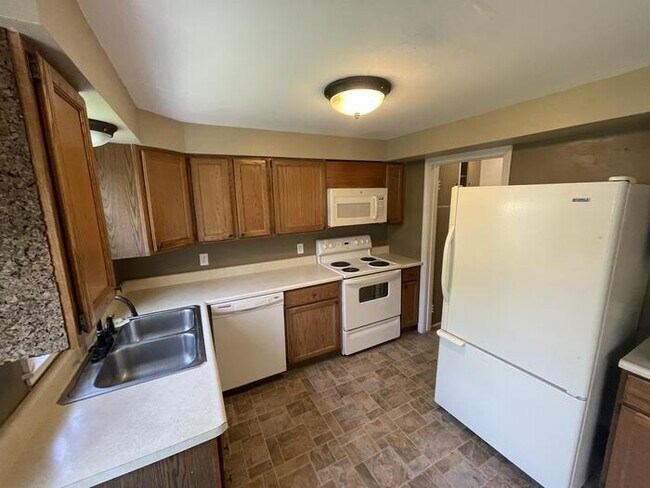 Building Photo - 858 Sherwood Dr NE