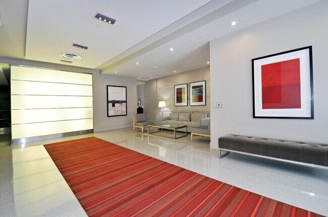 Building Photo - Beautiful 2 bedroom 2 bath condo in the Do...
