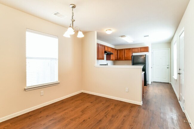 Foto del edificio - 6326 Austinville Dr