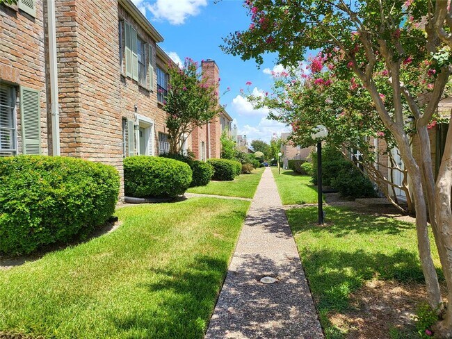 Foto del edificio - 74 W Park West Dr