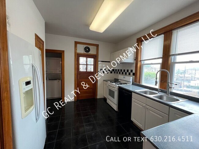 Foto del edificio - *** SPACIOUS 3 BEDROOM / 1.5 BATH / CENTRA...