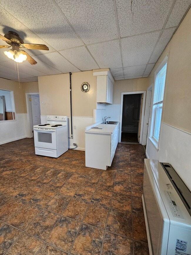 Building Photo - Spacious 3 Bedroom, 1 Bath Apartment